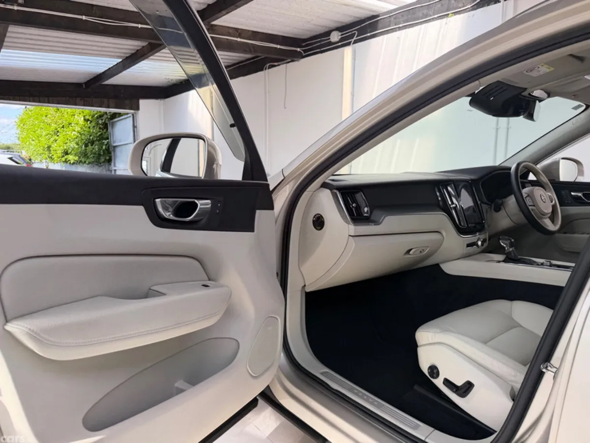 Volvo XC60 SUV, Diesel, 2018, Gold