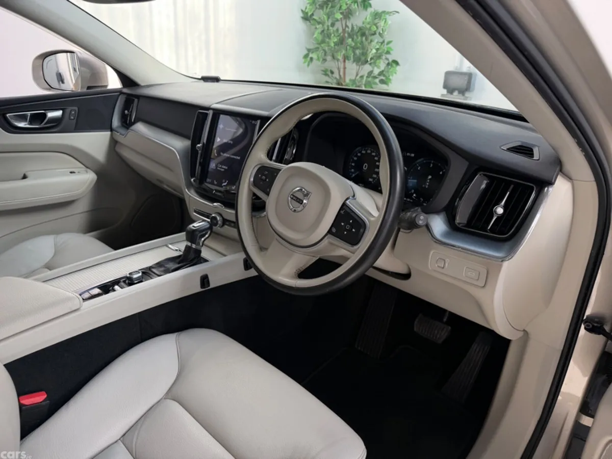 Volvo XC60 SUV, Diesel, 2018, Gold