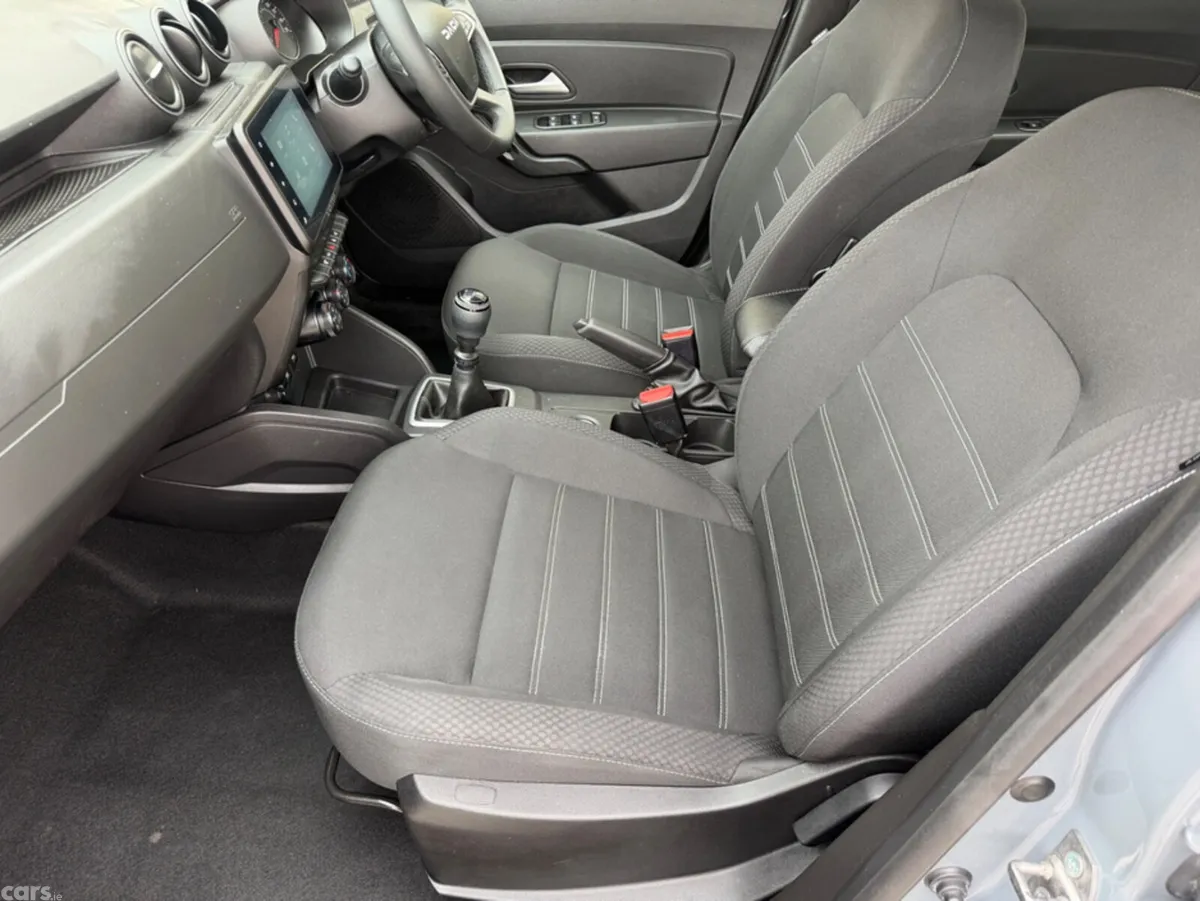 Dacia Duster MPV, Petrol, 2023, Grey