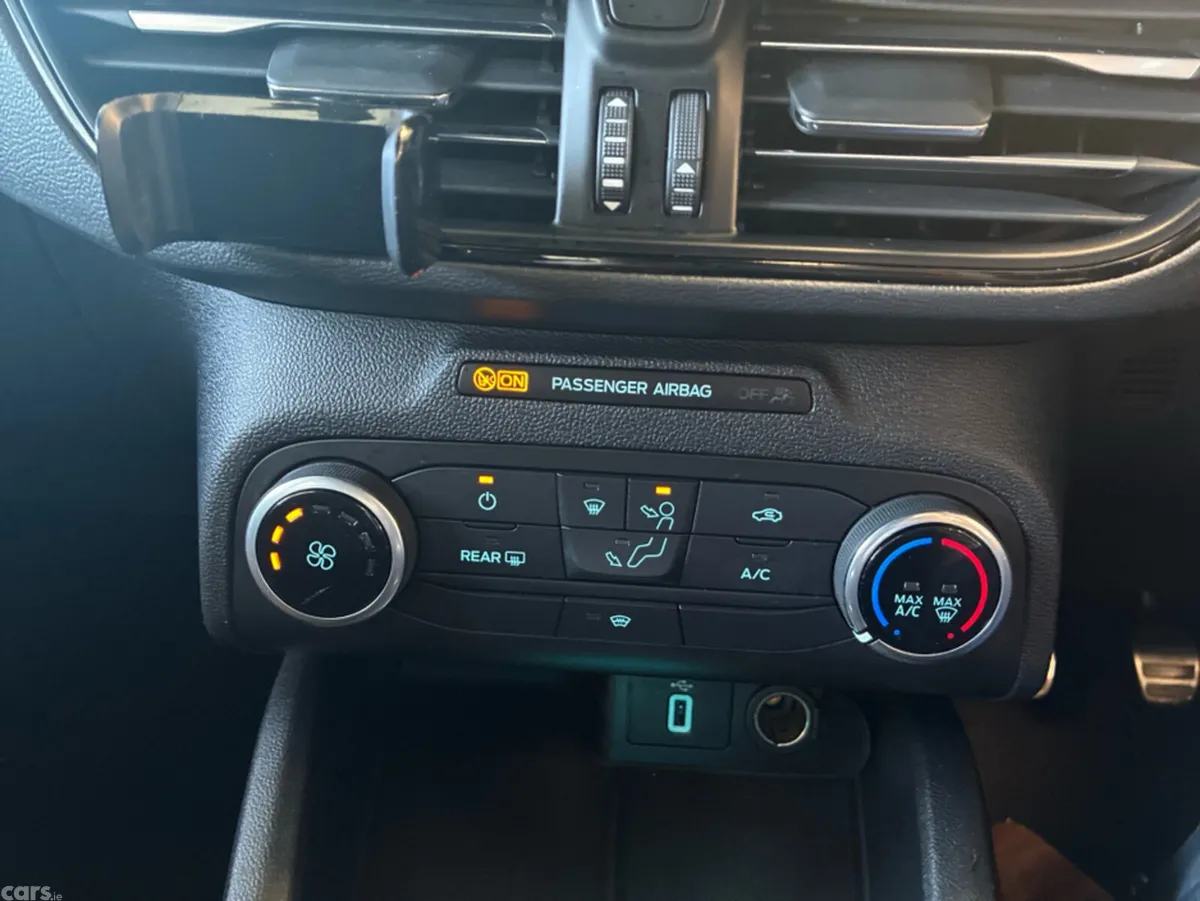 Ford Focus Hatchback, Petrol, 2019, White