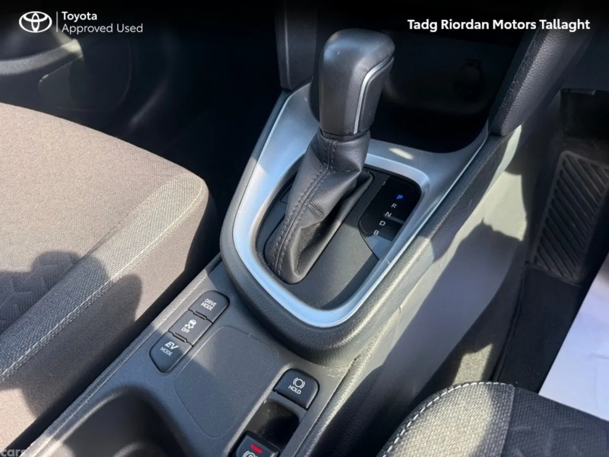 Toyota Yaris Cross Hatchback, Petrol Hybrid, 2023, Grey