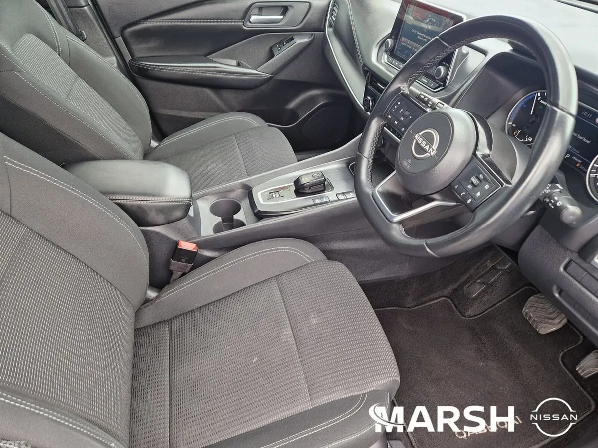 Nissan Qashqai MPV, Petrol Hybrid, 2023, Red