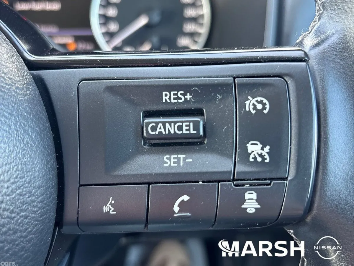 Nissan Qashqai MPV, Petrol Hybrid, 2023, Red