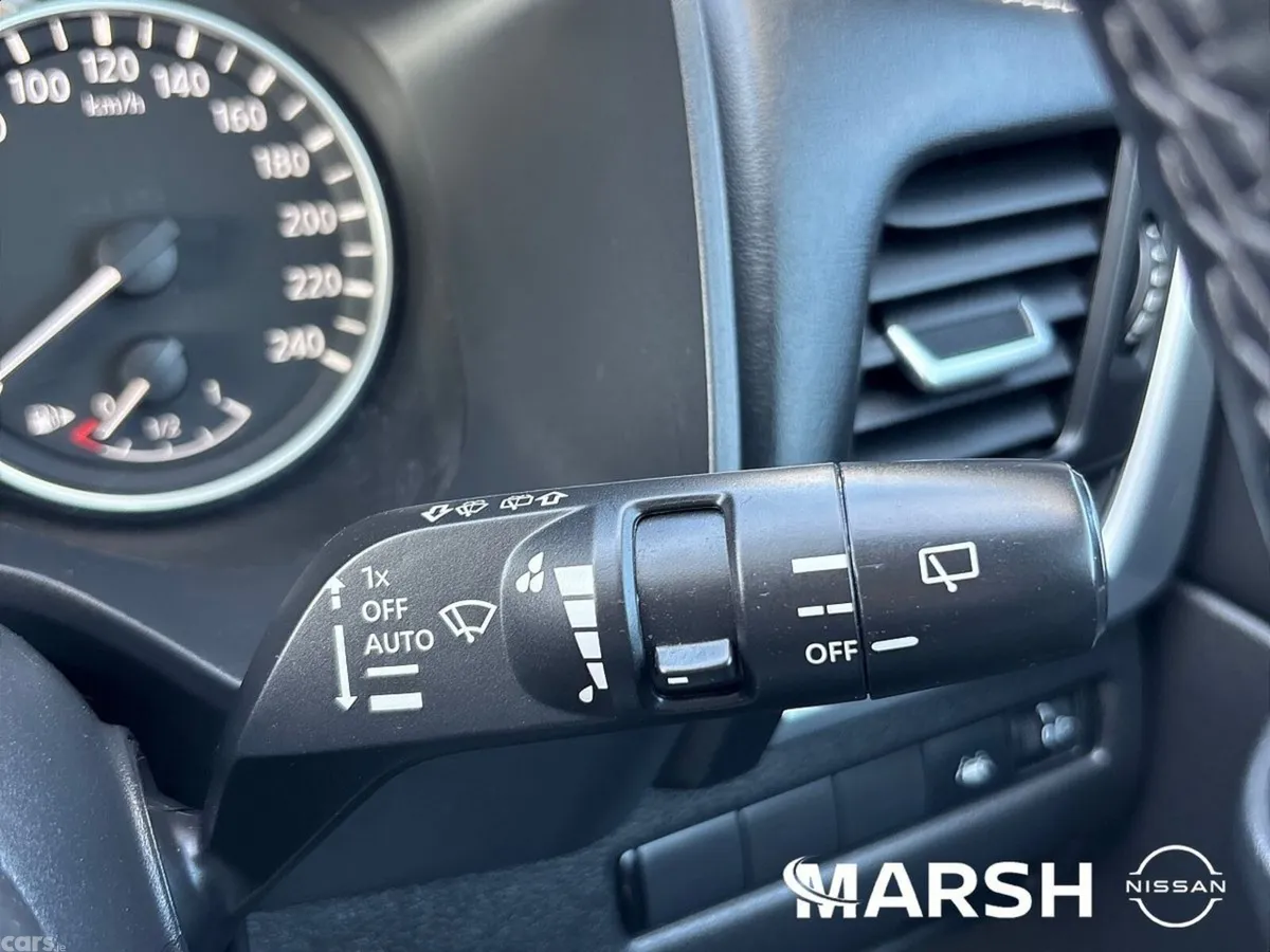 Nissan Qashqai MPV, Petrol Hybrid, 2023, Red