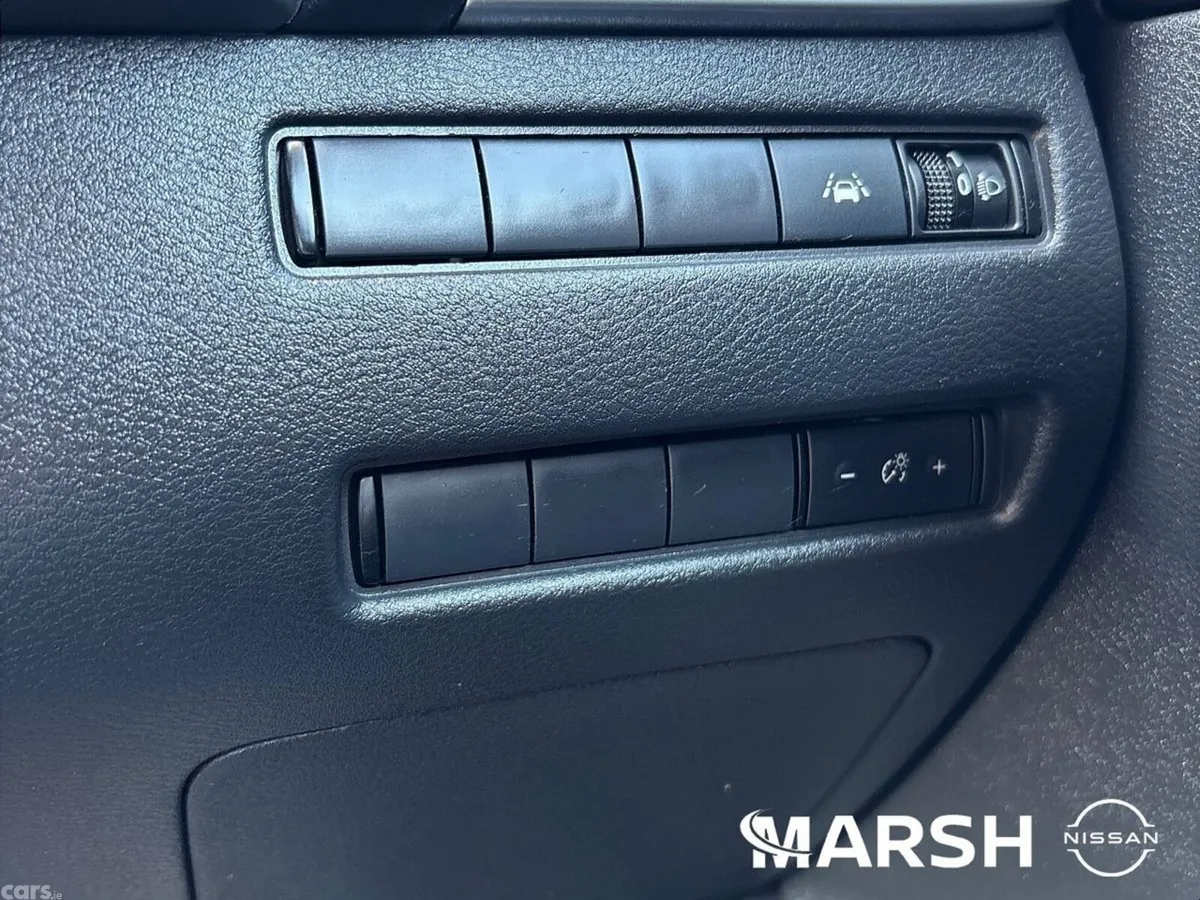 Nissan Qashqai MPV, Petrol Hybrid, 2023, Red