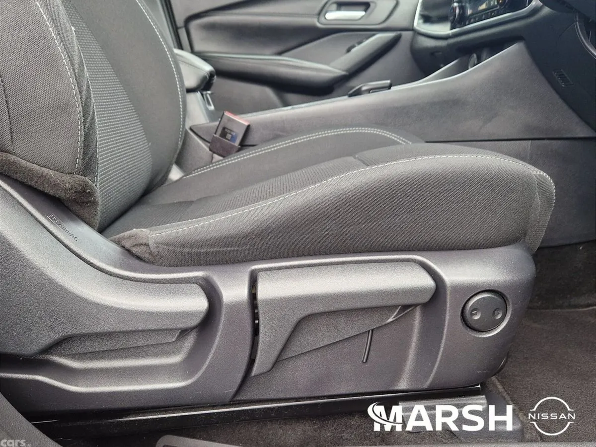 Nissan Qashqai MPV, Petrol Hybrid, 2023, Red