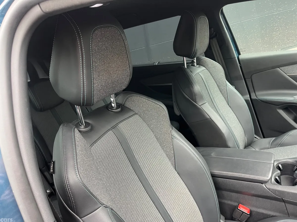 Peugeot 5008 MPV, Diesel, 2023, Blue