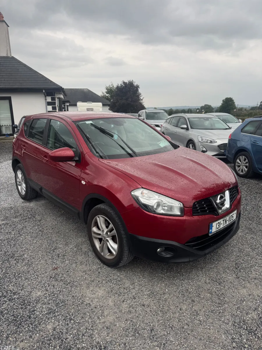 Nissan Qashqai Hatchback, Diesel, 2013, Red