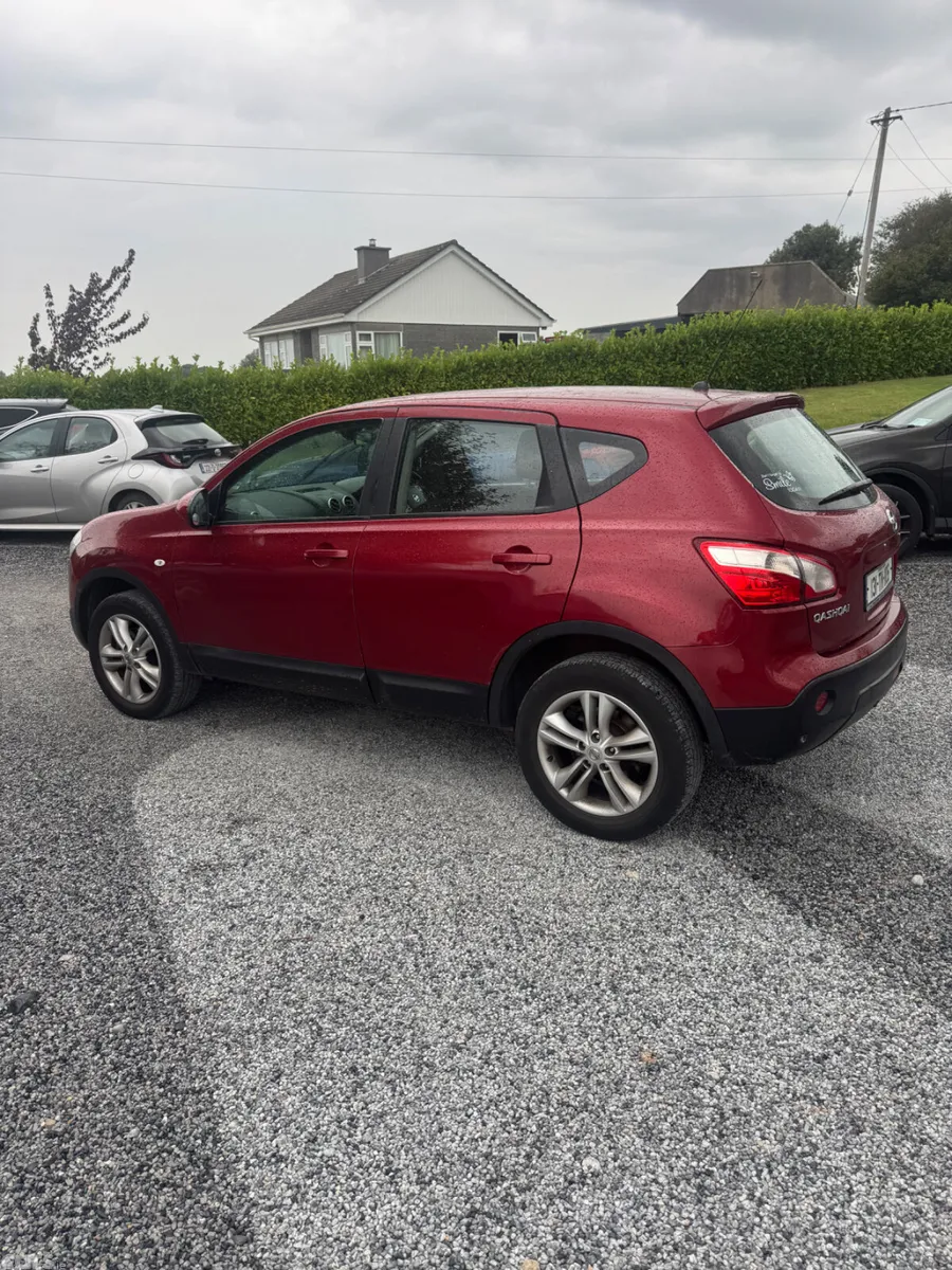 Nissan Qashqai Hatchback, Diesel, 2013, Red