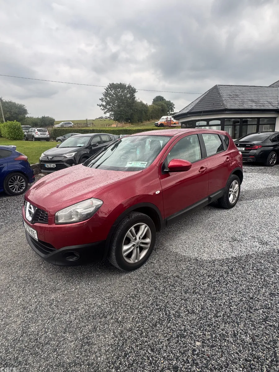 Nissan Qashqai Hatchback, Diesel, 2013, Red