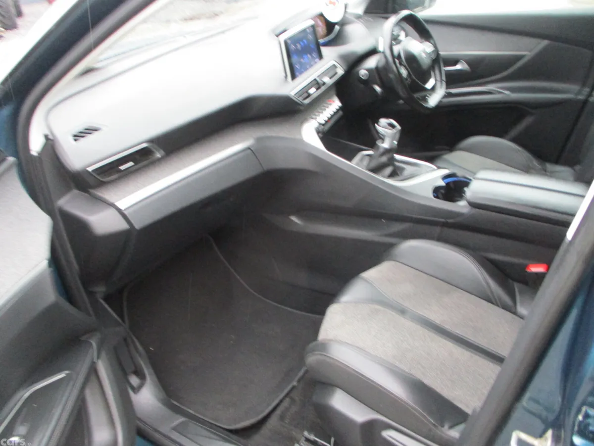 Peugeot 5008 MPV, Petrol, 2019, Green