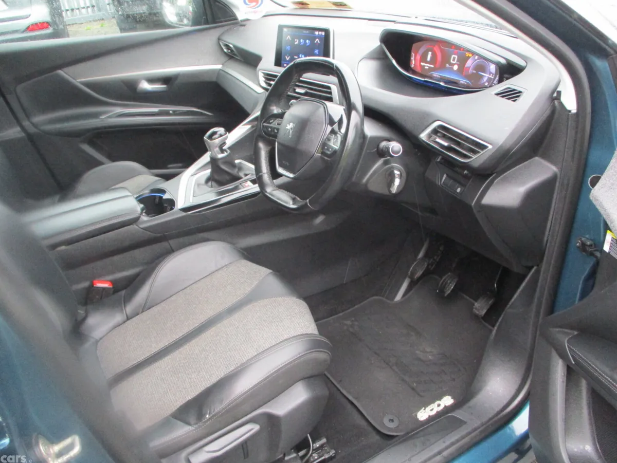 Peugeot 5008 MPV, Petrol, 2019, Green