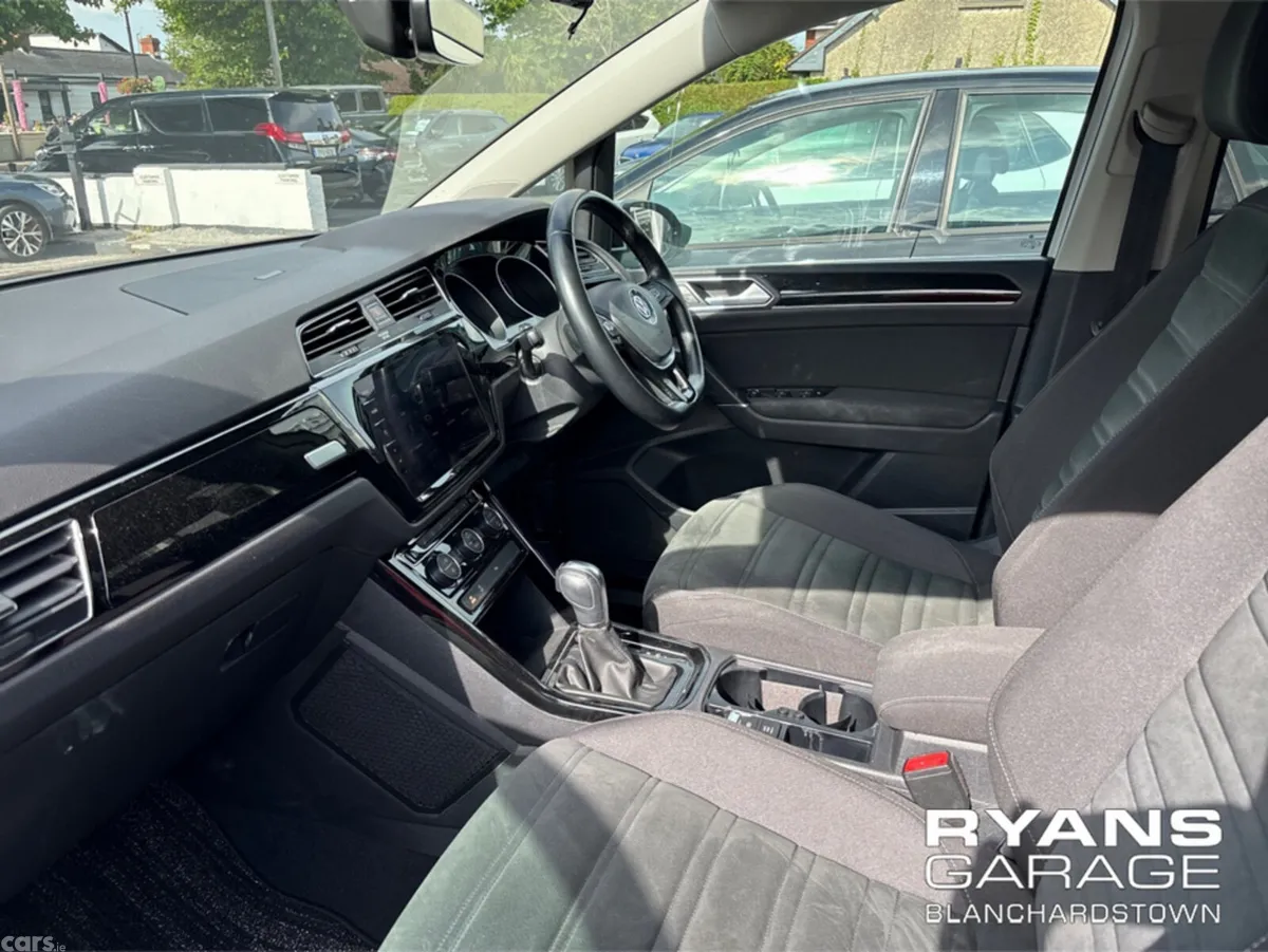 Volkswagen Touran MPV, Petrol, 2018, White