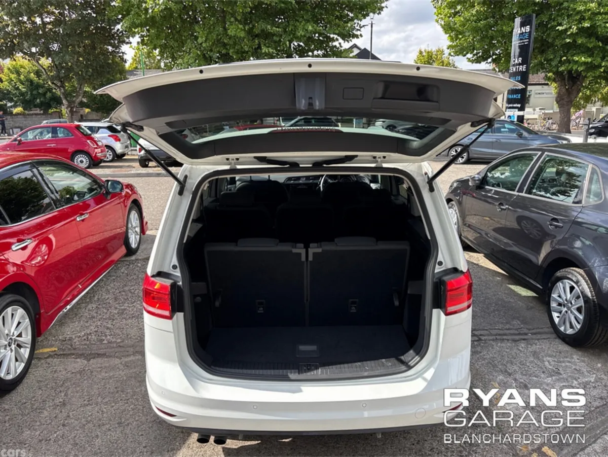 Volkswagen Touran MPV, Petrol, 2018, White