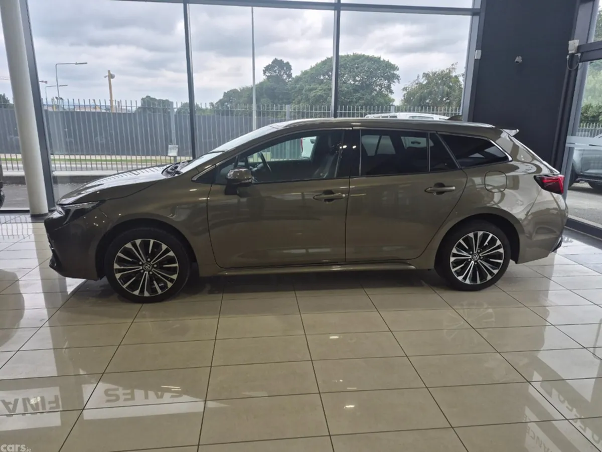 Toyota Corolla Estate, Petrol Hybrid, 2023, Green