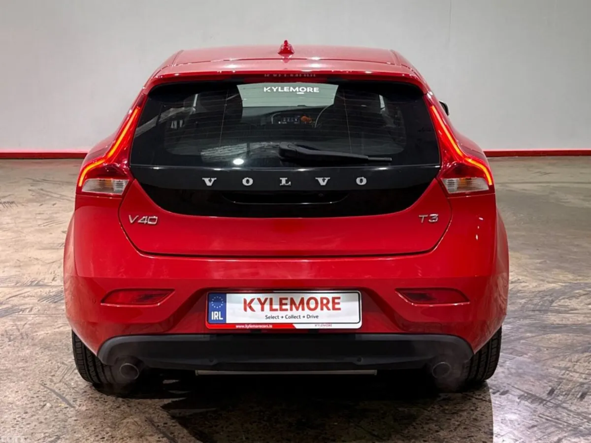 Volvo V40 Hatchback, Petrol, 2019, Red