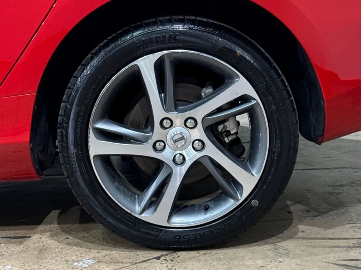 Volvo V40 Hatchback, Petrol, 2019, Red