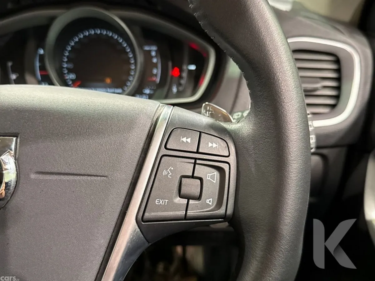Volvo V40 Hatchback, Petrol, 2019, Red
