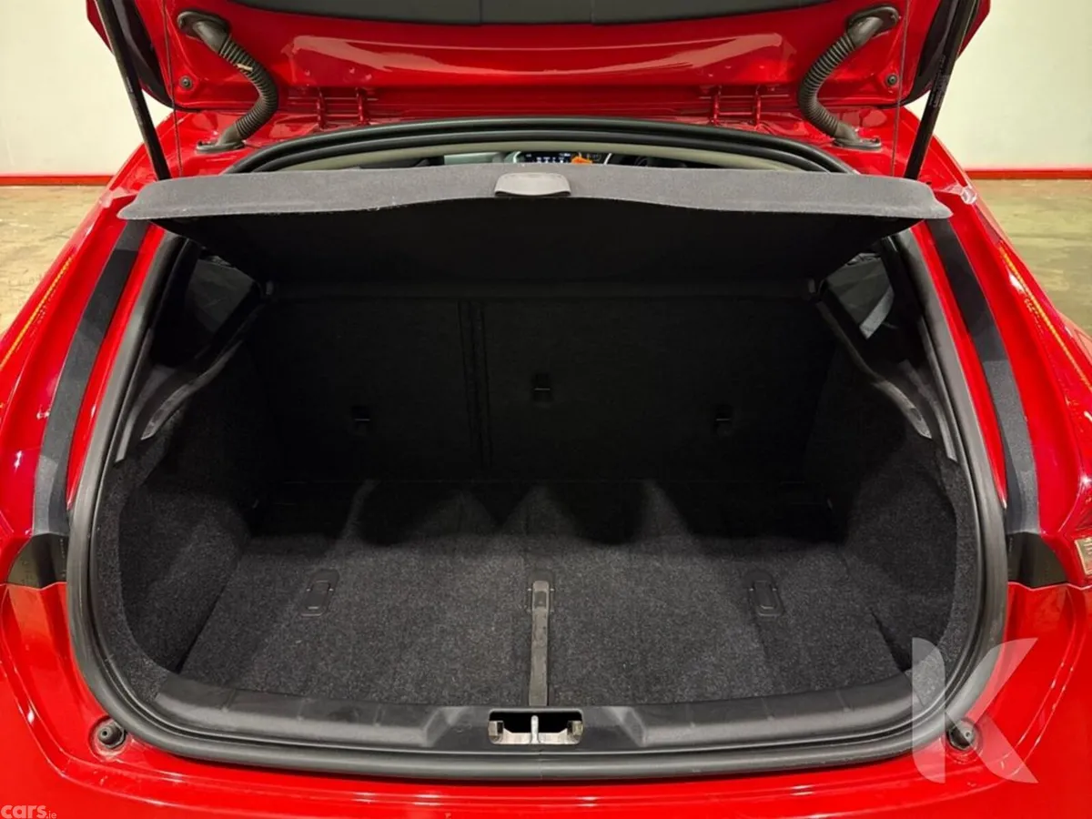 Volvo V40 Hatchback, Petrol, 2019, Red