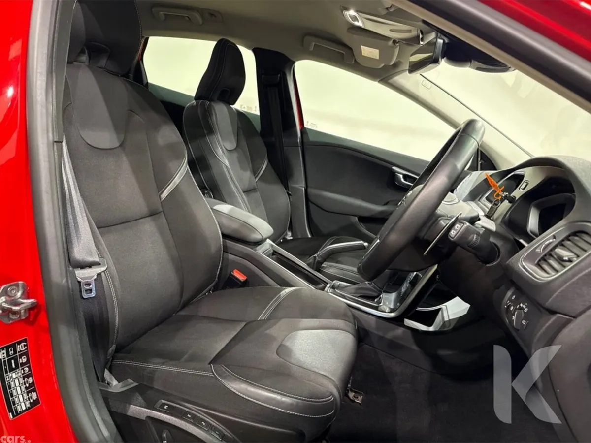 Volvo V40 Hatchback, Petrol, 2019, Red