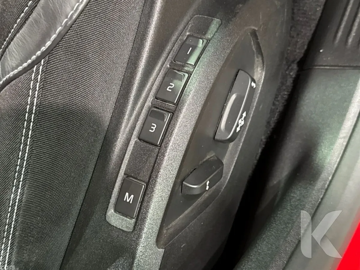 Volvo V40 Hatchback, Petrol, 2019, Red