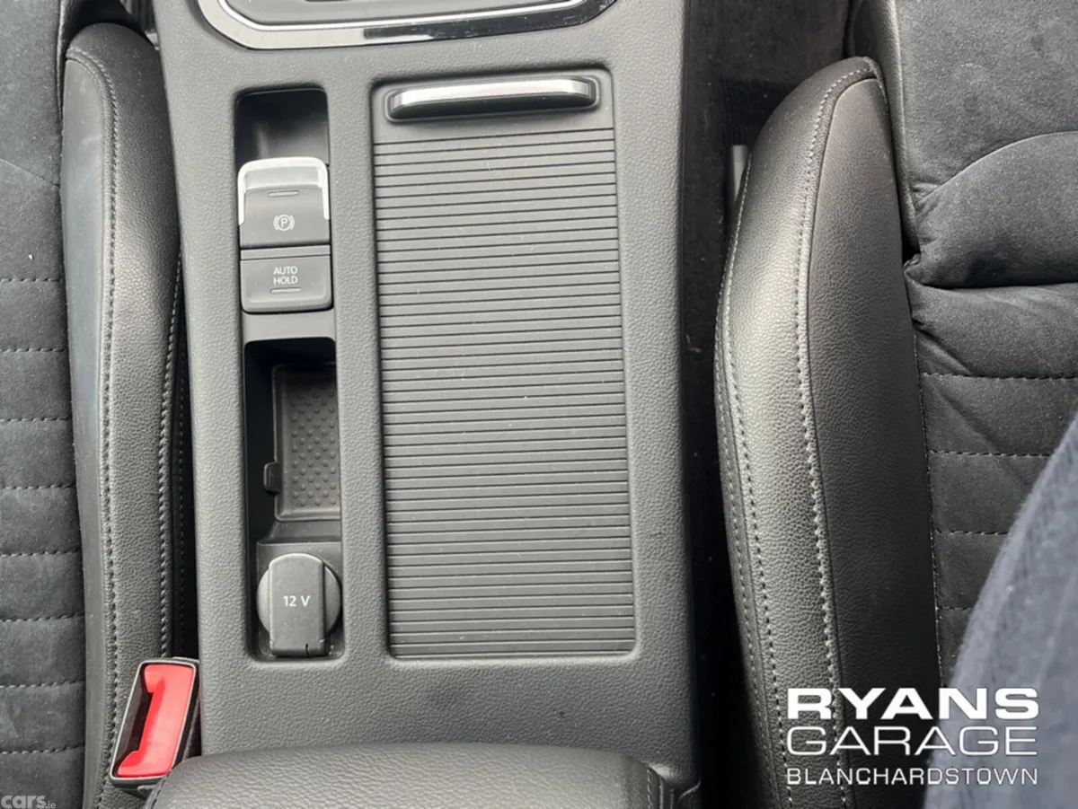Volkswagen Passat Saloon, Petrol, 2018, Brown