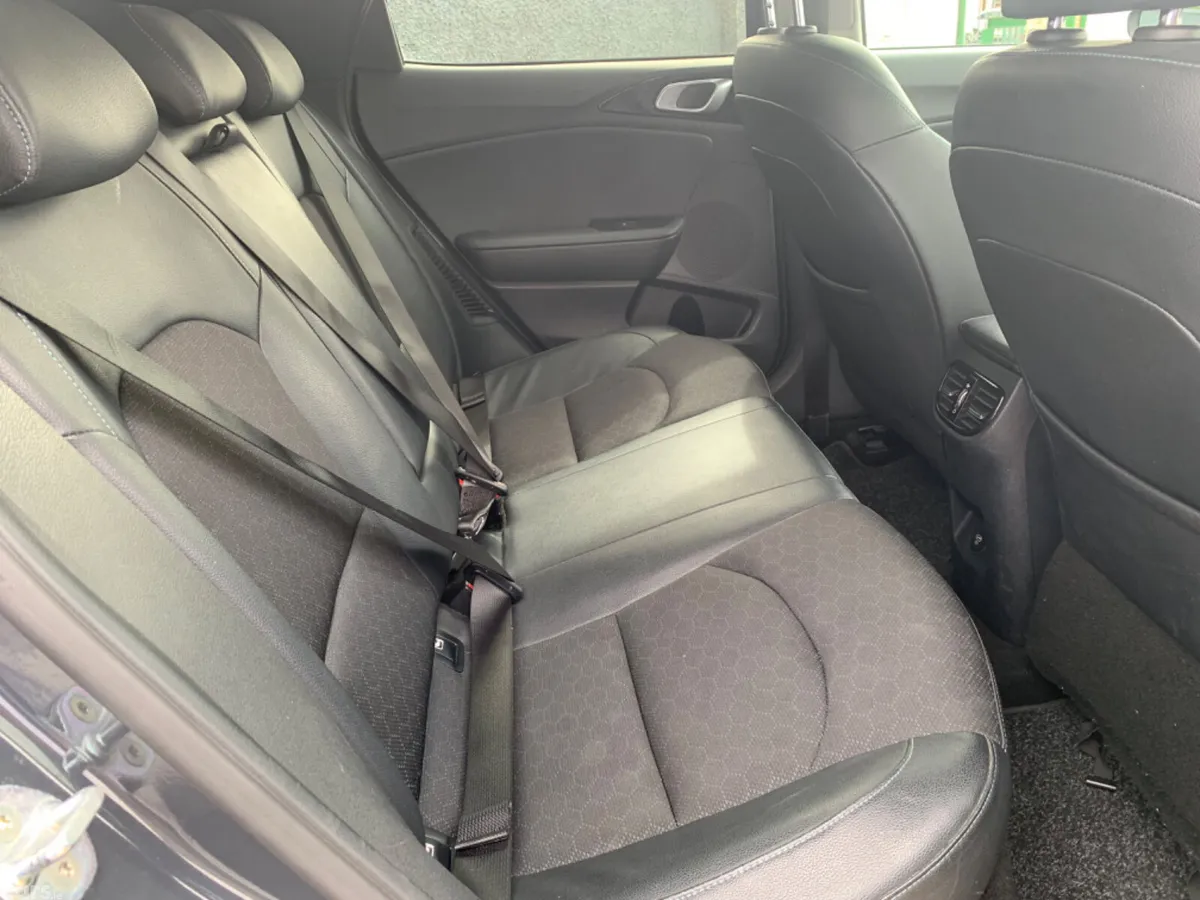 Kia XCeed Hatchback, Petrol Plug-in Hybrid, 2023, Grey