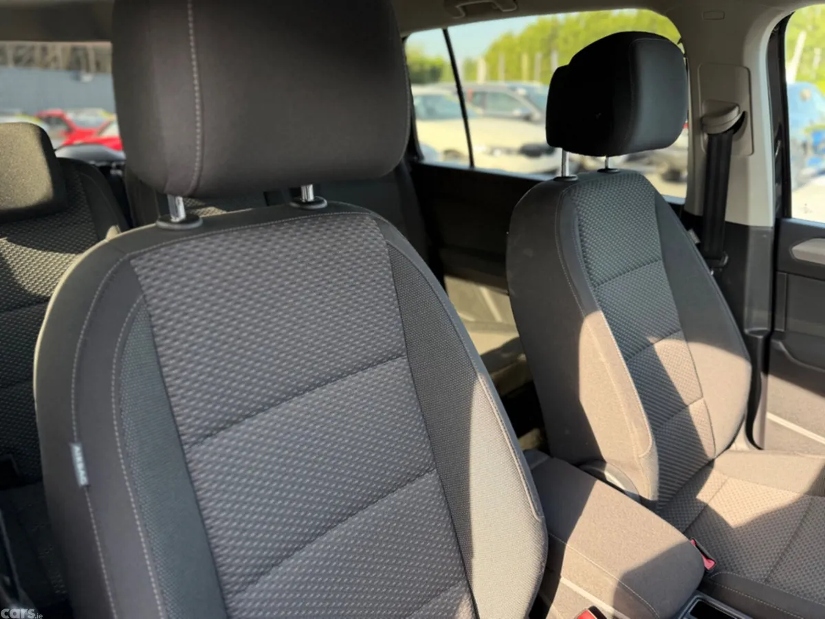 Volkswagen Touran MPV, Diesel, 2019, Black
