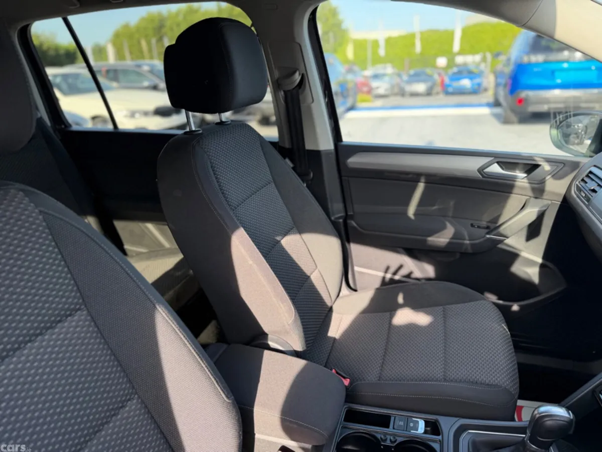 Volkswagen Touran MPV, Diesel, 2019, Black