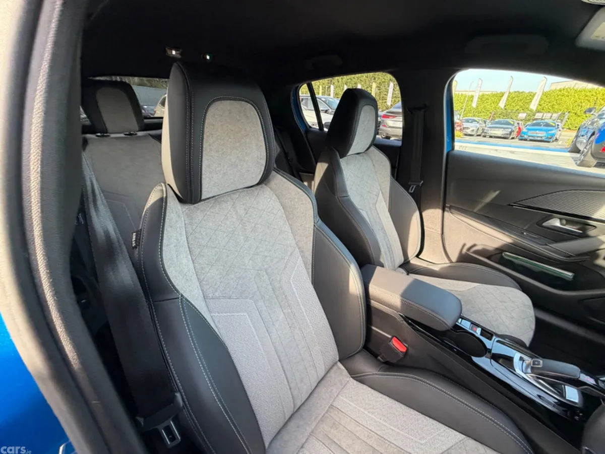 Peugeot 208 Hatchback, Petrol, 2021, Blue