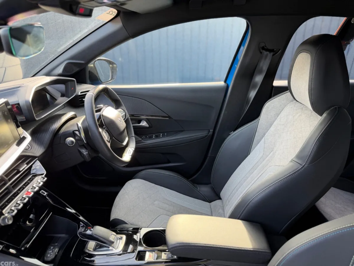 Peugeot 208 Hatchback, Petrol, 2021, Blue