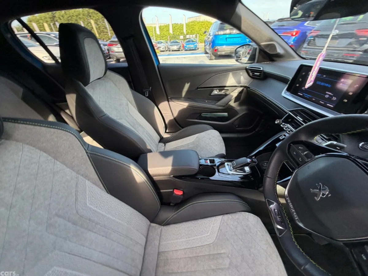 Peugeot 208 Hatchback, Petrol, 2021, Blue