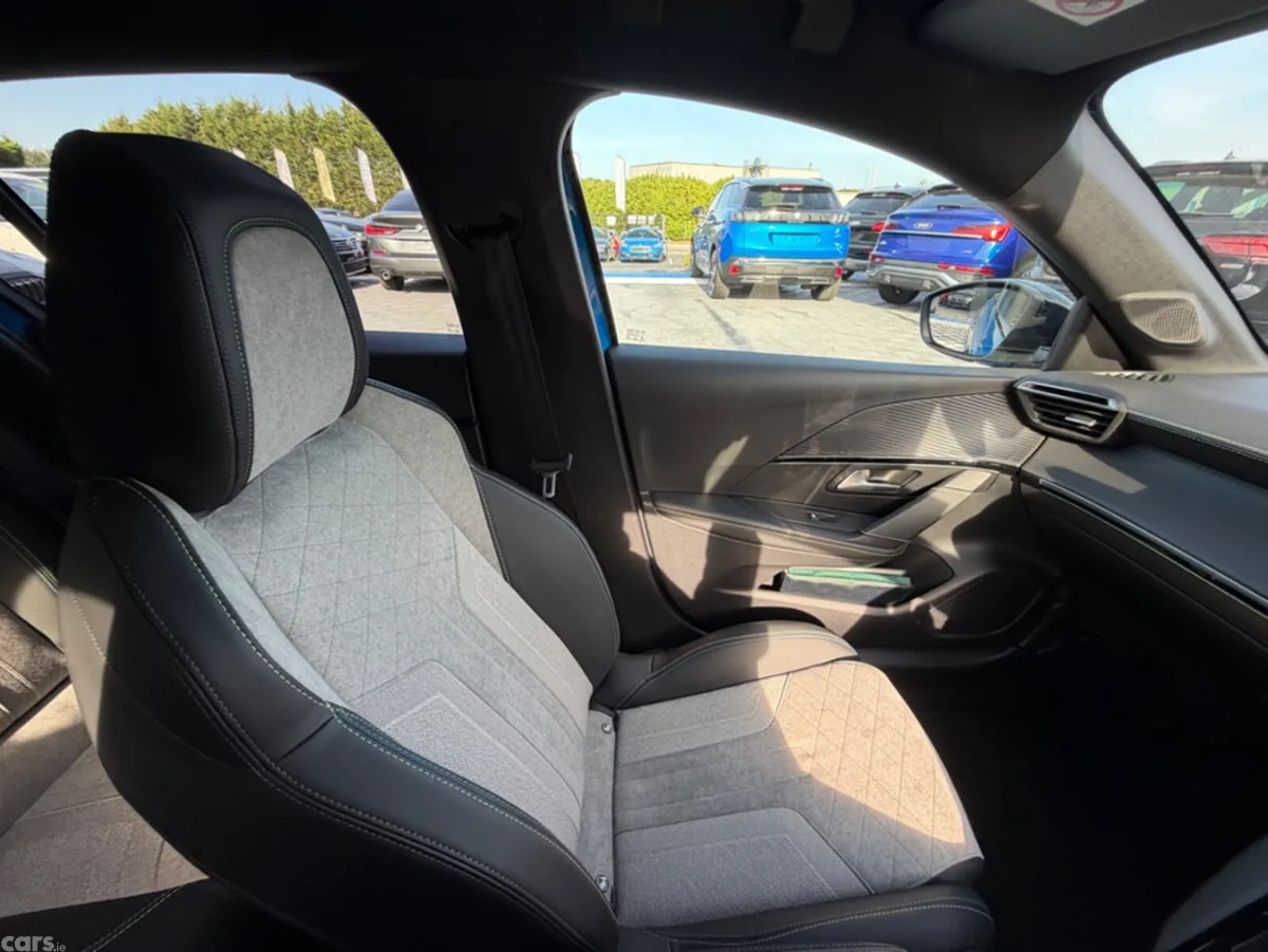 Peugeot 208 Hatchback, Petrol, 2021, Blue