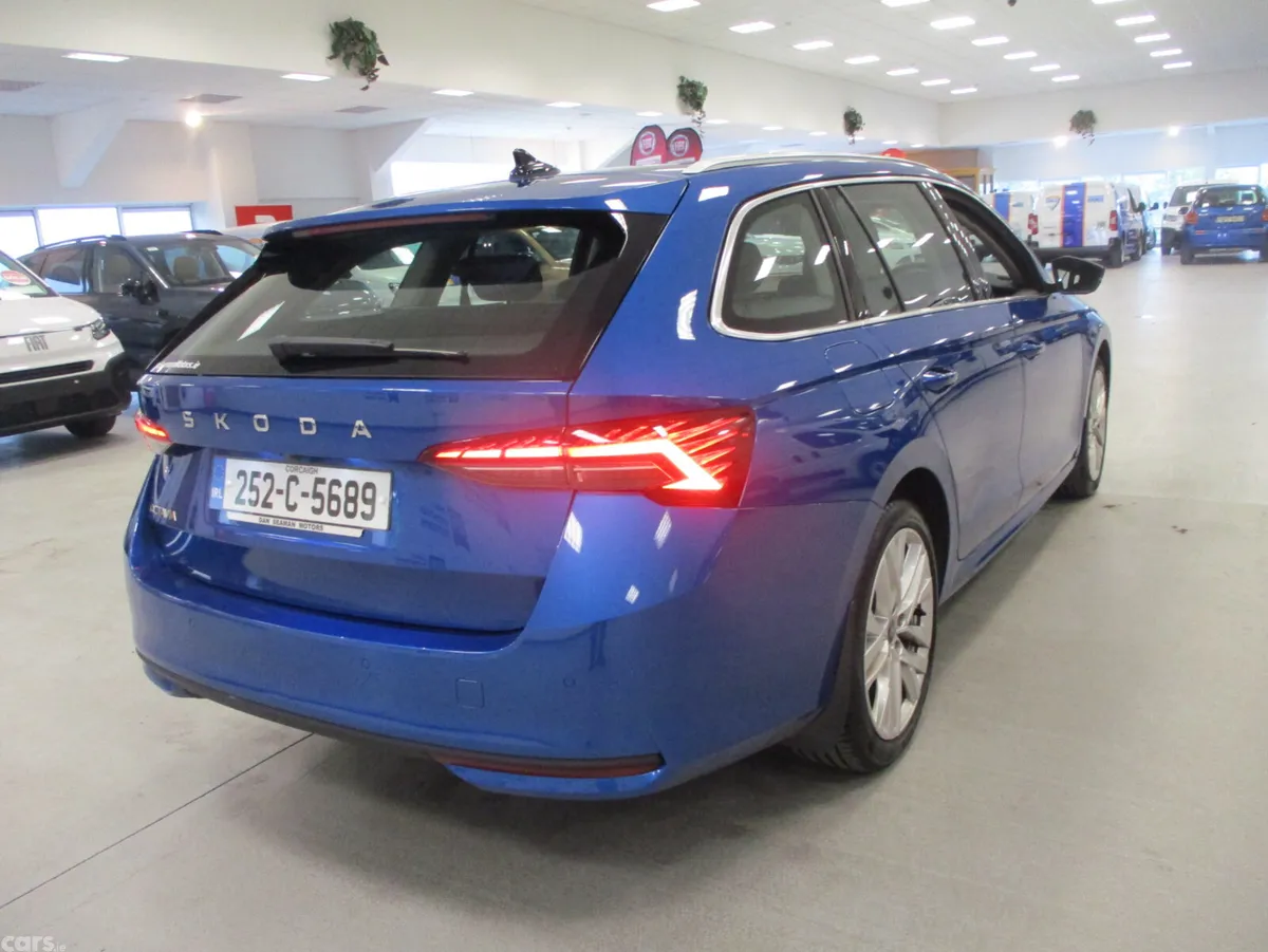 Skoda Octavia Estate, Petrol Hybrid, 2025, Blue