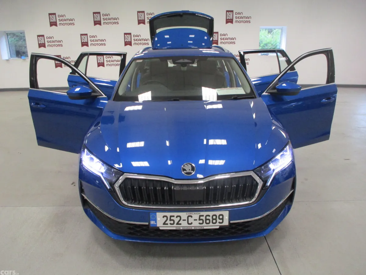 Skoda Octavia Estate, Petrol Hybrid, 2025, Blue
