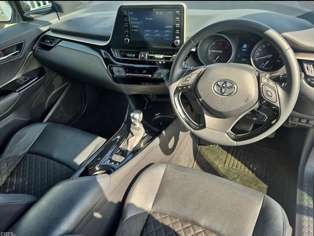 Toyota C-HR SUV, Petrol Hybrid, 2021, White