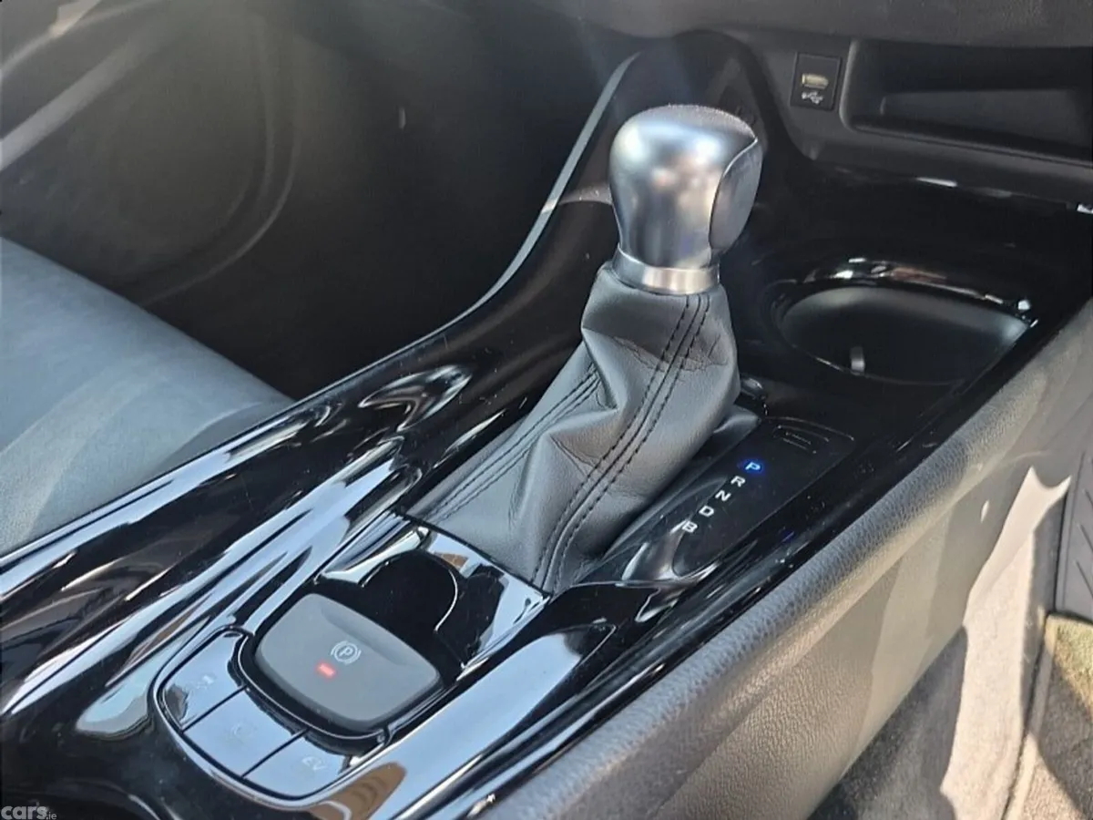 Toyota C-HR SUV, Petrol Hybrid, 2021, White