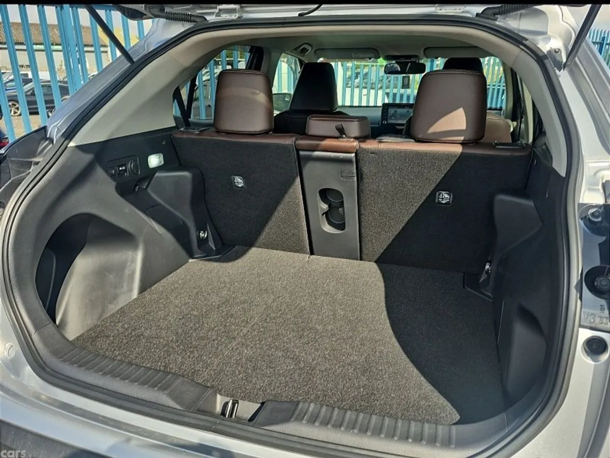 Toyota Yaris Cross SUV, Petrol Hybrid, 2021, Silver