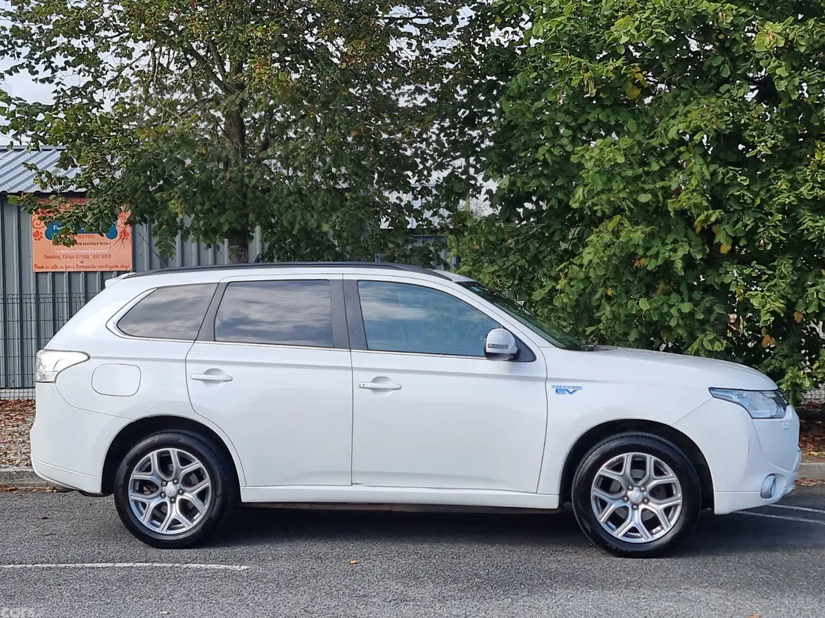 Mitsubishi Outlander SUV, Petrol Plug-in Hybrid, 2015, White