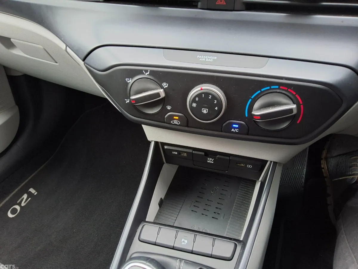 Hyundai i20 Hatchback, Petrol, 2023, Blue
