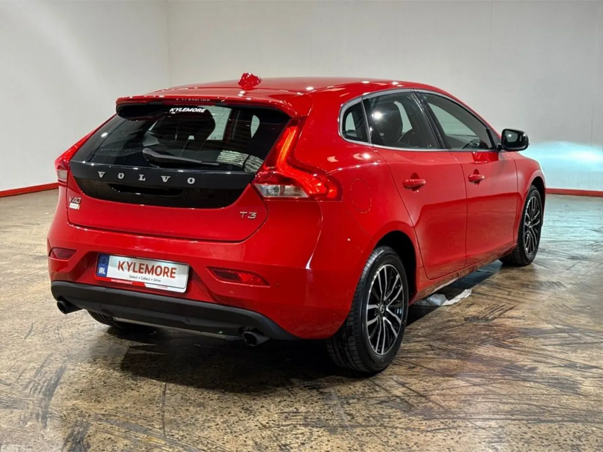 Volvo V40 Hatchback, Petrol, 2019, Red