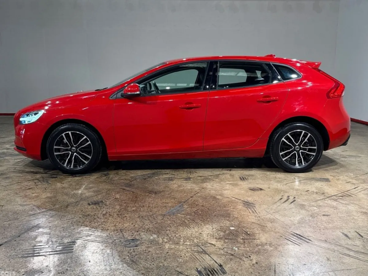 Volvo V40 Hatchback, Petrol, 2019, Red