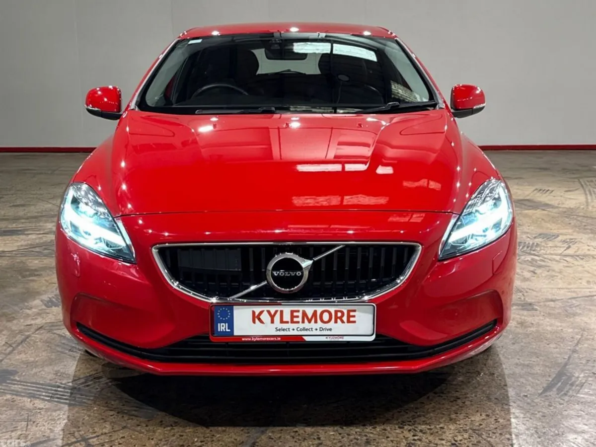 Volvo V40 Hatchback, Petrol, 2019, Red