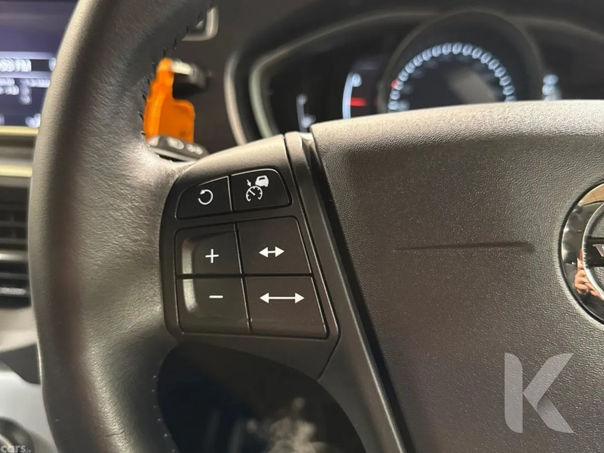 Volvo V40 Hatchback, Petrol, 2019, Red