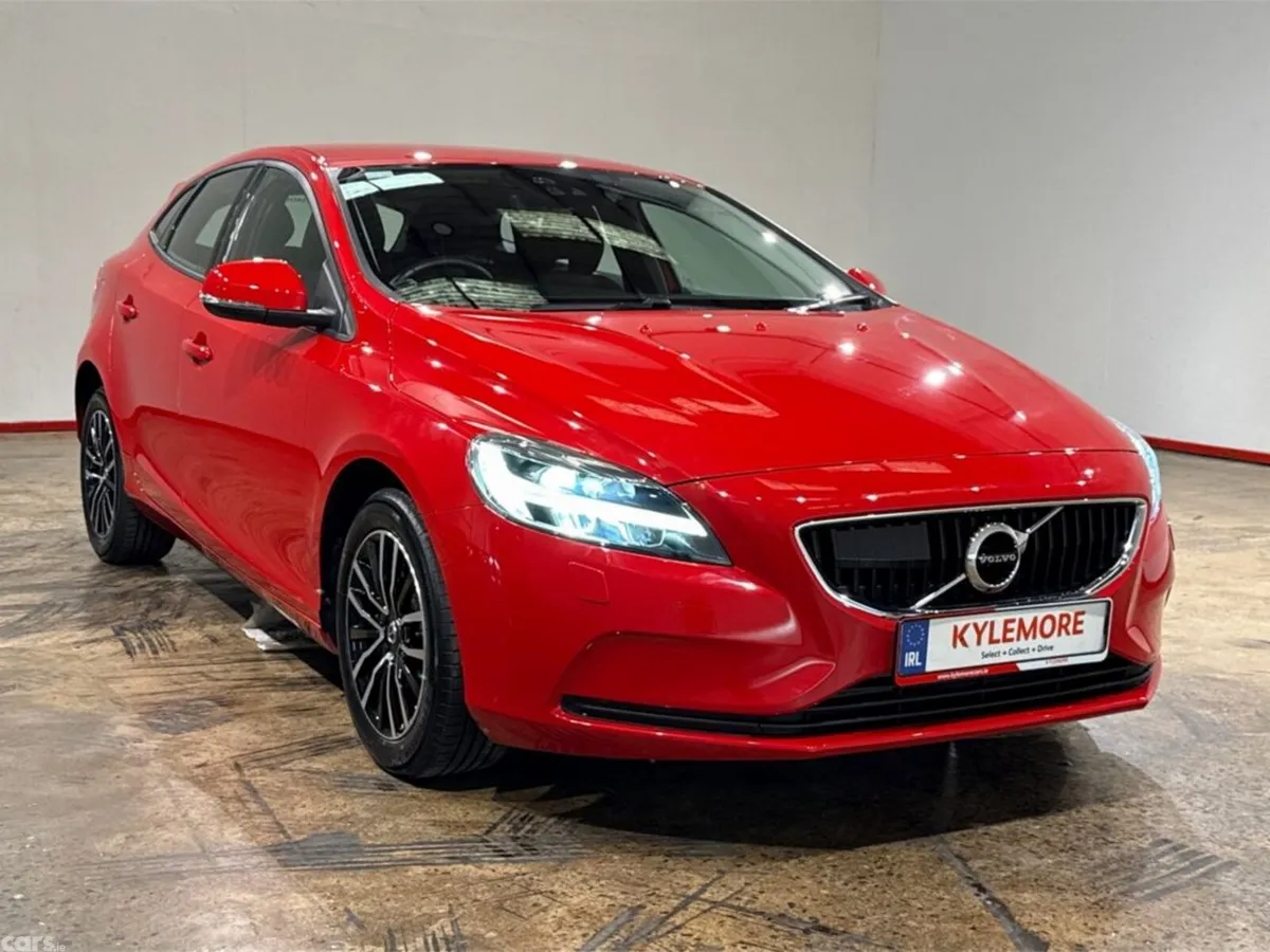 Volvo V40 Hatchback, Petrol, 2019, Red