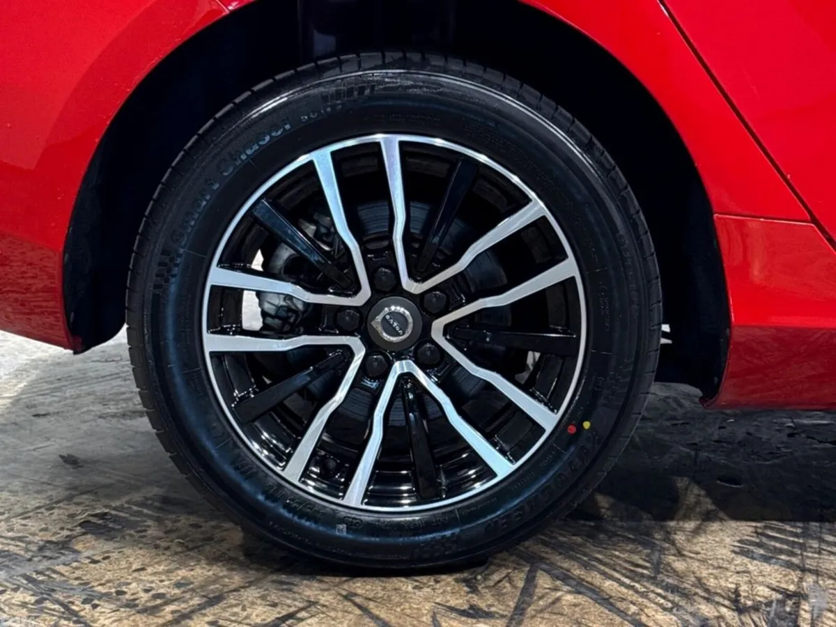 Volvo V40 Hatchback, Petrol, 2019, Red