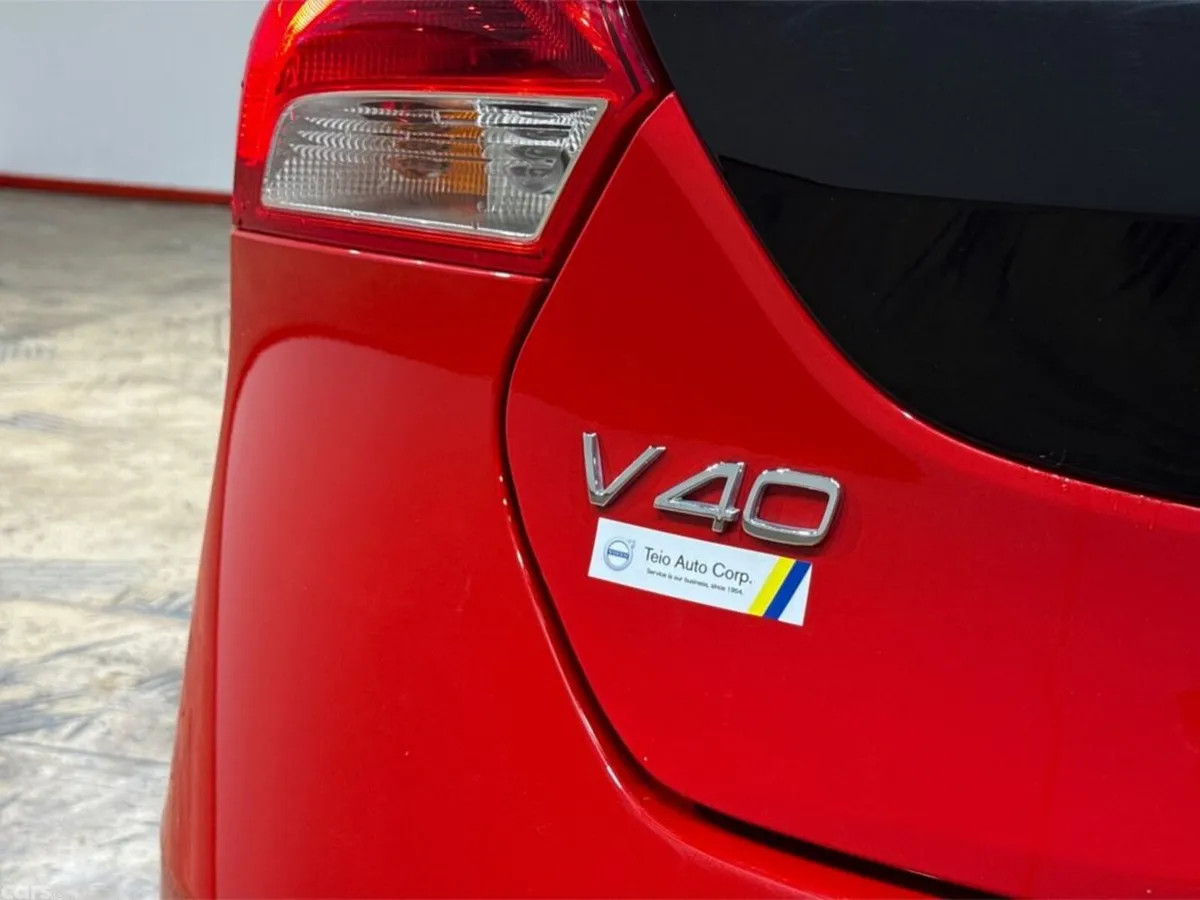 Volvo V40 Hatchback, Petrol, 2019, Red
