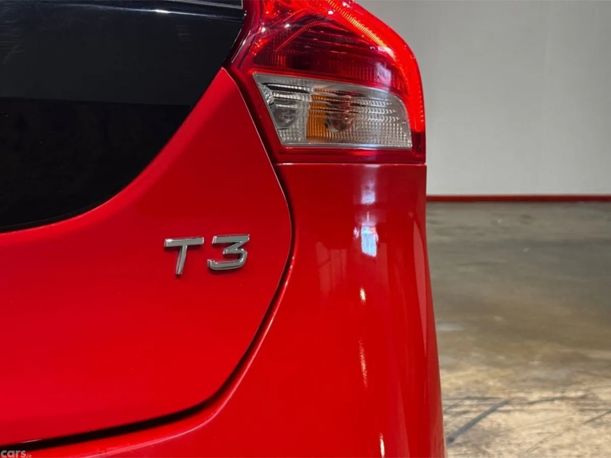 Volvo V40 Hatchback, Petrol, 2019, Red