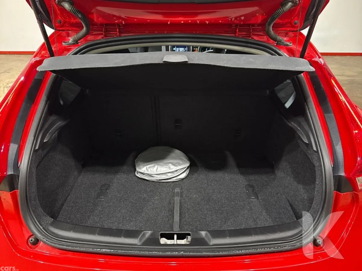 Volvo V40 Hatchback, Petrol, 2019, Red