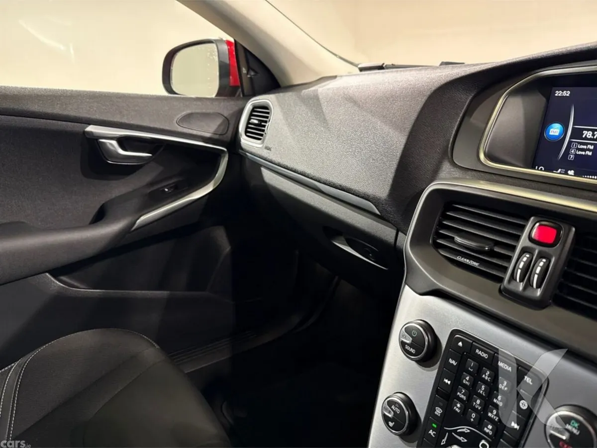 Volvo V40 Hatchback, Petrol, 2019, Red